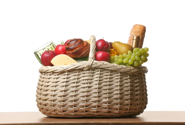 Wiklinowy Koszyk Smacznym Jedzeniem Piknik Stole Białym Tle — Zdjęcie stockowe