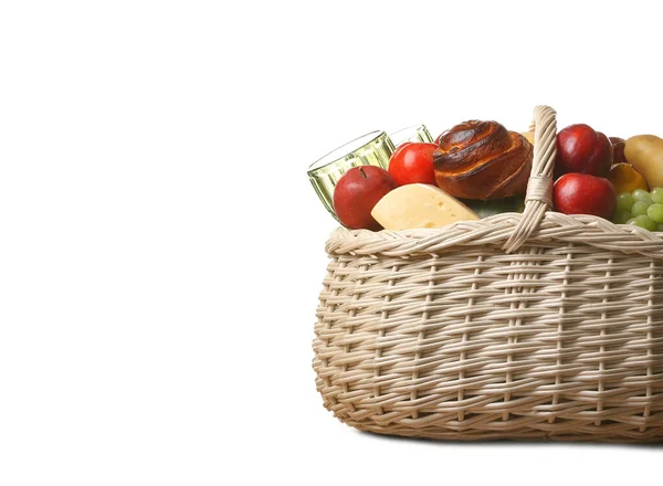 Cesta Mimbre Con Sabrosa Comida Para Picnic Sobre Fondo Blanco —  Fotos de Stock