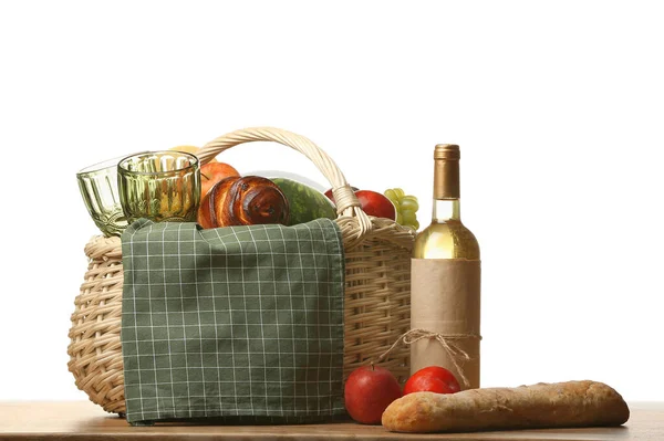 Rieten Mand Met Lekker Eten Wijn Voor Picknick Tafel Tegen — Stockfoto