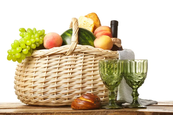 Rieten Mand Met Lekker Eten Wijnglazen Voor Picknick Tafel Tegen — Stockfoto