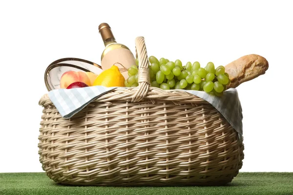 Rieten Mand Met Lekker Eten Wijn Voor Picknick Witte Achtergrond — Stockfoto