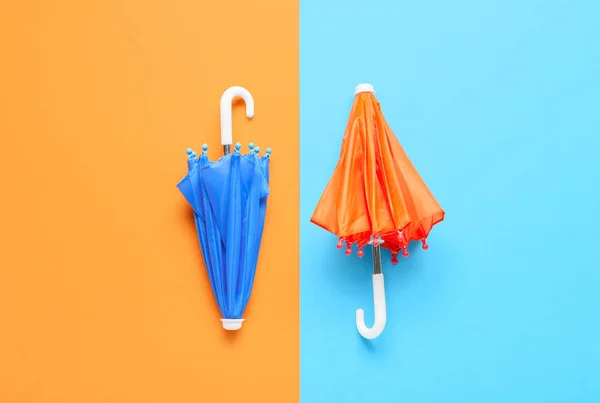 色の背景に2つの小さな傘 — ストック写真