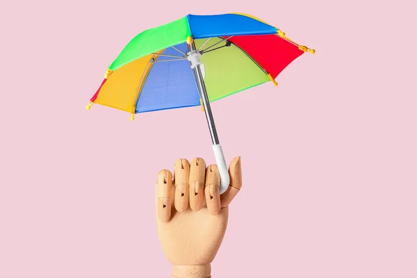 Mão Madeira Com Guarda Chuva Aberto Fundo Rosa — Fotografia de Stock