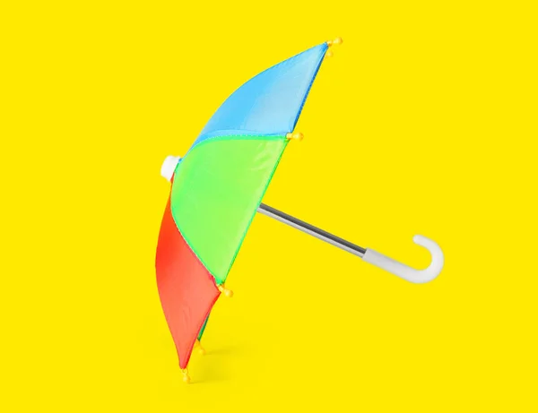 Nyitott Esernyő Sárga Háttér — Stock Fotó