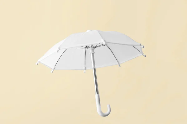 Offener Weißer Regenschirm Auf Farbigem Hintergrund — Stockfoto