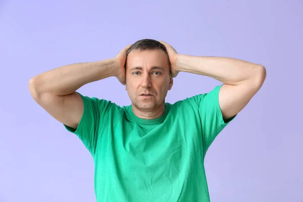 Geschokt Volwassen Man Groen Shirt Lila Achtergrond — Stockfoto