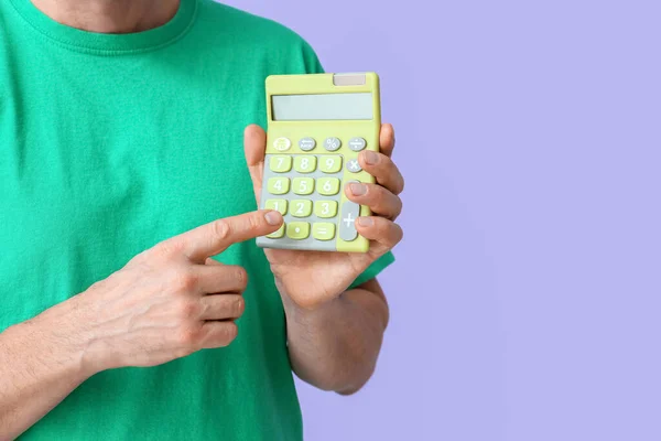 Rijpere Man Groen Shirt Met Calculator Lila Achtergrond Close — Stockfoto