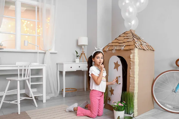 Funny Little Girl Playing Cardboard House Home — Stock Photo, Image