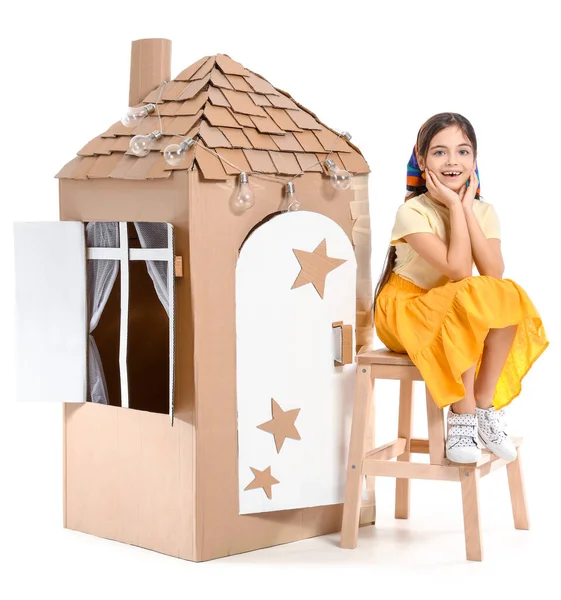 Beyaz Arka Planda Karton Evle Oynayan Komik Küçük Kız — Stok fotoğraf