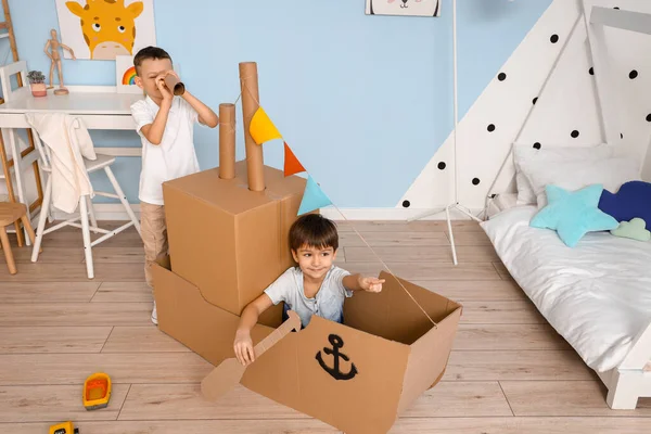 Niños Divertidos Jugando Con Barco Cartón Casa —  Fotos de Stock