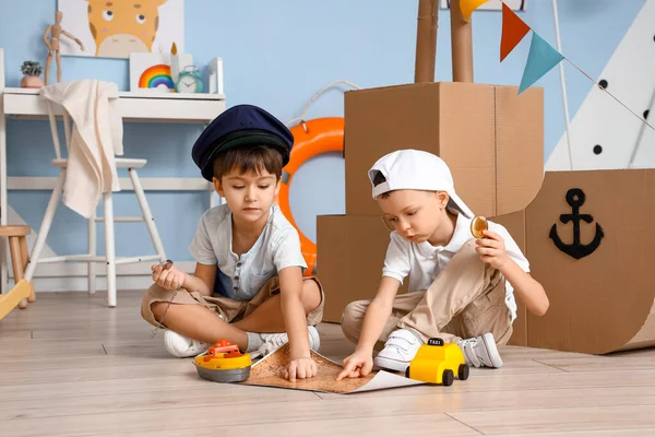 Niños Divertidos Jugando Con Barco Cartón Mapa Casa —  Fotos de Stock