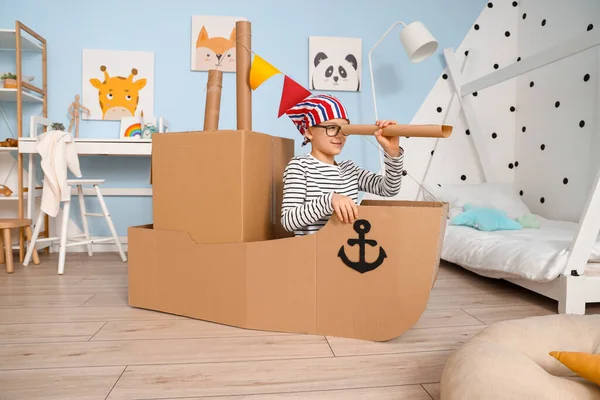 Divertido Niño Jugando Con Barco Cartón Casa —  Fotos de Stock