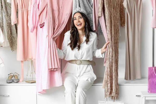 Linda Menina Feliz Escolhendo Roupas Para Baile Formatura Ensino Médio — Fotografia de Stock