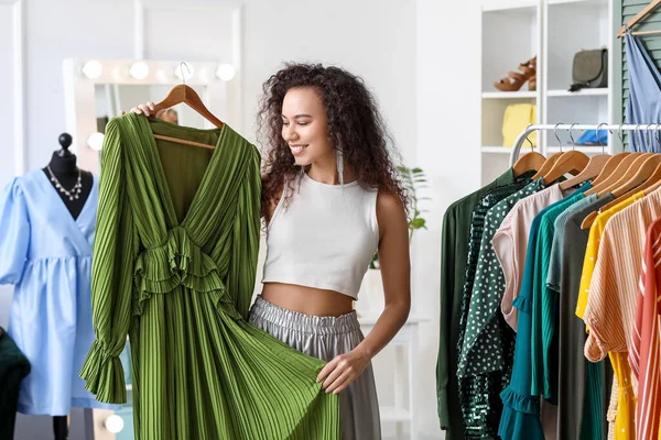 Menina Afro Americana Bonita Escolhendo Roupas Para Baile Finalistas Ensino — Fotografia de Stock