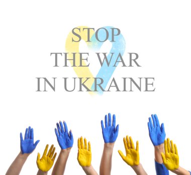 Beyaz arka planda Ukrayna bayrağı renkleriyle boyanmış eller. UKRAINE 'DA SAVAŞI Durdurun