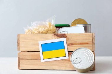 Ukraynalı mülteciler ve hafif arka planda ordu için ürünlerle dolu bağış kutusu