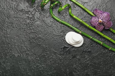 Bambu ve orkide çiçekli kaplıca taşları.