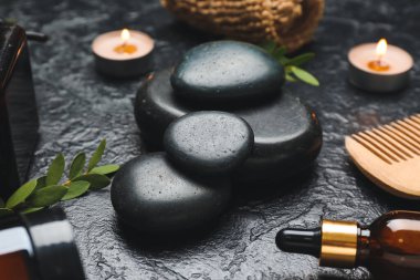 Siyah arkaplanda spa taşları