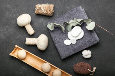 Banyo havlusu, taş ve bitki torbalarıyla kaplıca kompozisyonu