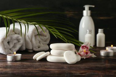 Masada aroma mumları ve banyo malzemeleri olan spa taşları.