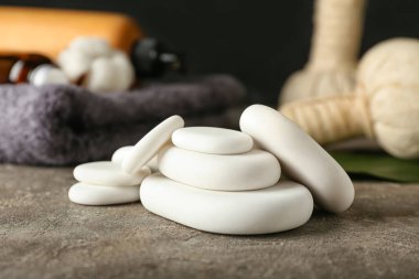 Grunge arkaplanındaki spa taşları