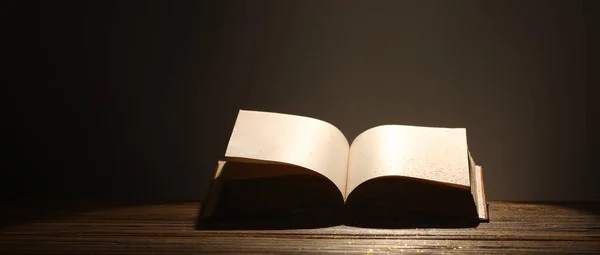 Libro Abierto Sobre Mesa Madera Sobre Fondo Oscuro — Foto de Stock