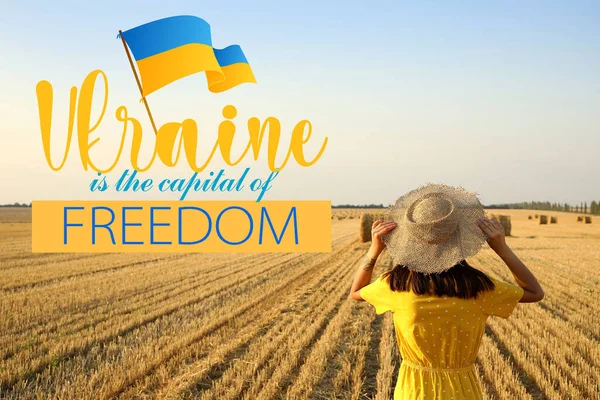麦田里漂亮的年轻女子 乌克兰是自由之都 — 图库照片