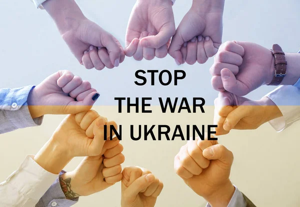 Pessoas Segurando Punhos Apertados Juntos Texto Parar Guerra Ucrânia — Fotografia de Stock