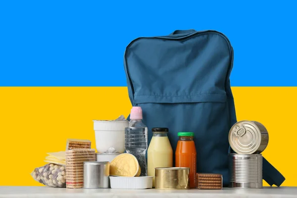 Mochila Diferentes Productos Contra Bandera Ucrania Ayuda Humanitaria Los Refugiados — Foto de Stock