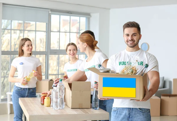 Team Von Freiwilligen Mit Produkten Humanitäre Hilfe Für Die Ukraine — Stockfoto