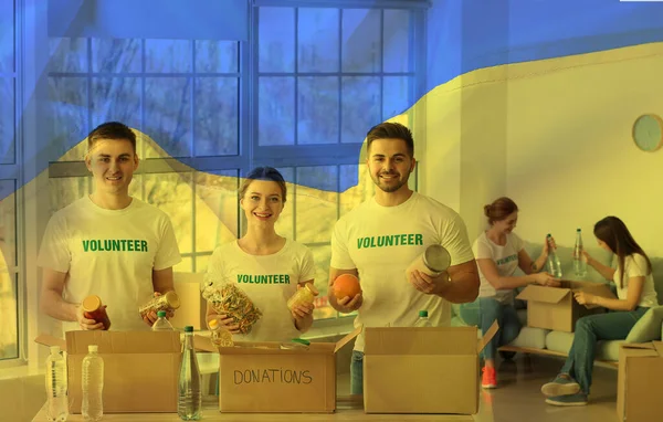 Doble Exposición Voluntarios Con Cajas Donación Bandera Ucrania Ayuda Humanitaria — Foto de Stock