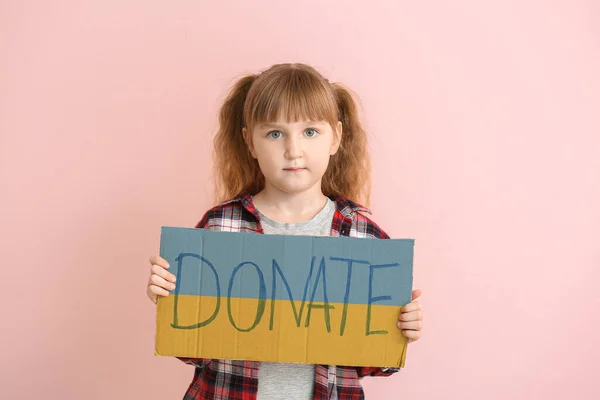 Bambina Possesso Cartone Con Testo Donate Sfondo Rosa Aiuto Umanitario — Foto Stock