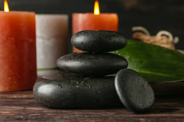 Piedras Spa Con Velas Aroma Mesa Madera — Foto de Stock