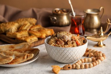 Masasında tasbih olan geleneksel doğu yemekleri.