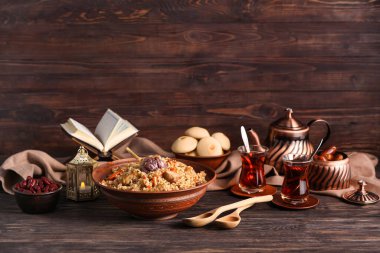 Geleneksel doğu yemekleri ve ahşap arka planda çay.