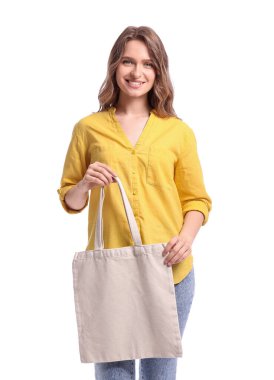 Beyaz arka planda çevre çantası olan güzel bir genç kadın.