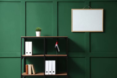 Birleşik Arap Emirlikleri bayrağı ve boş çerçeve ile rafa kaldır