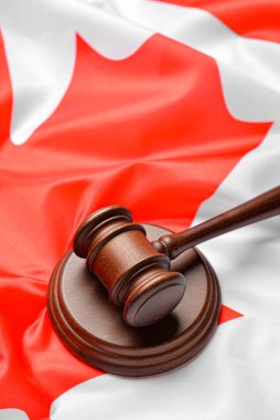 Kanada bayrağında yargıç tokmağı