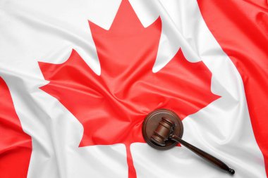 Kanada bayrağında yargıç tokmağı