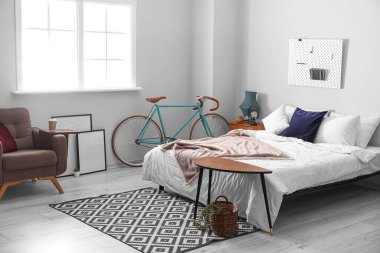 Bisikletli, aydınlık, şık bir yatak odası.