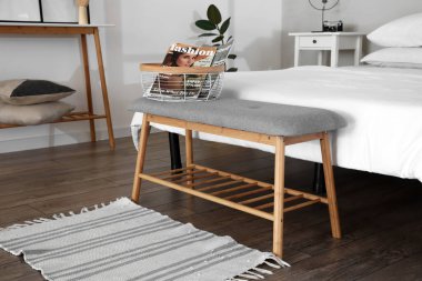 Bankı ve rahat yatağı olan modern bir yatak odası.