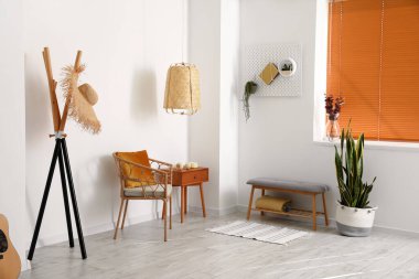 Modern bank ve koltuklu aydınlatma odasının içi