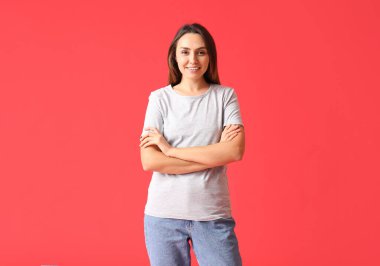 Renkli tişörtlü genç bir kadın.