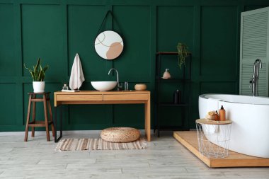 Lavabosu, raf ünitesi ve küveti olan şık bir oda.