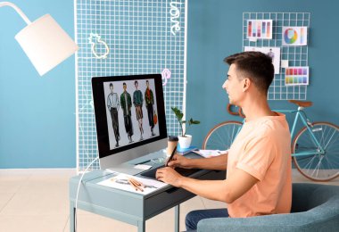 Stüdyoda çalışan erkek moda tasarımcısı