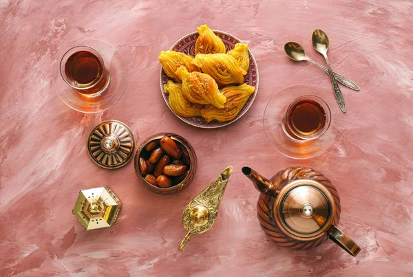 色彩斑斓的东方甜品和带有阿拉伯灯光的茶 — 图库照片