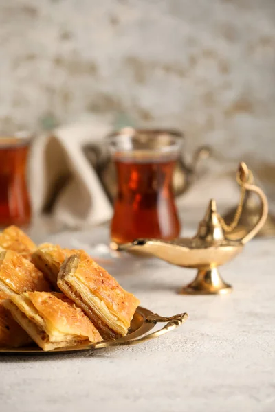 Plateau Avec Savoureux Baklava Turc Sur Fond Grunge — Photo