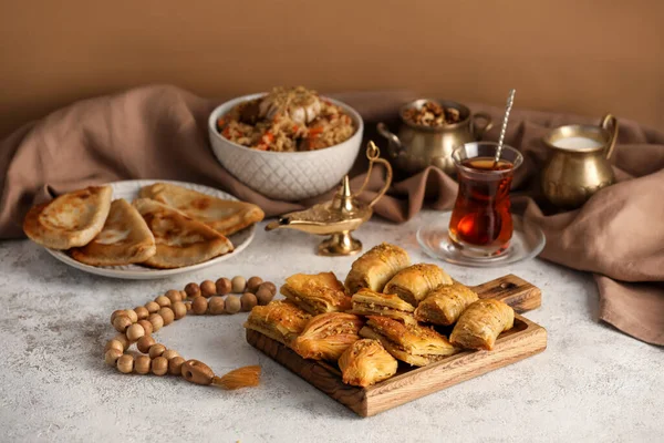 Masasında Tasbih Olan Geleneksel Doğu Yemekleri — Stok fotoğraf