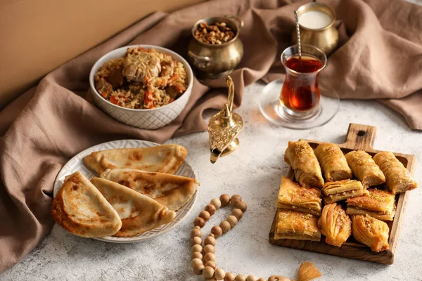 Tradycyjne Dania Kuchni Wschodniej Lampą Tasbih Aladdin Stole — Zdjęcie stockowe