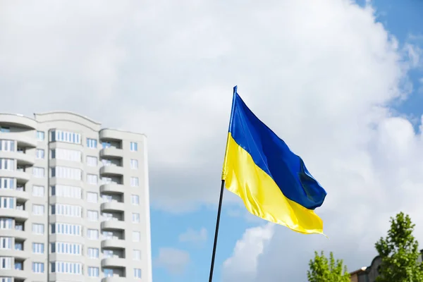 Duża Flaga Narodowa Ukrainy Ulicy Miasta — Zdjęcie stockowe
